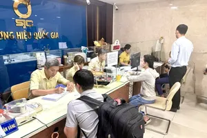 Customers trade gold at a store. (Photo: SGGP)